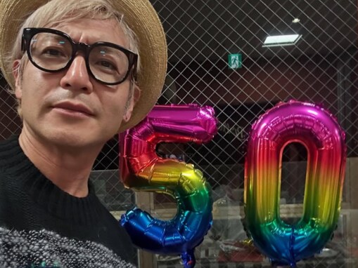「素敵なサプライズ」つるの剛士、50歳誕生日に妻から“手編みのセーター”もらう「もらい泣きしました」