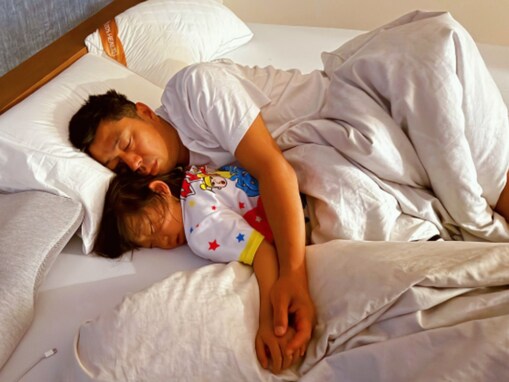 パンサー尾形の妻・尾形あい、夫と娘の添い寝ショット公開！ 「ロミオとジュリエットなの⁉」「幸せな日常」