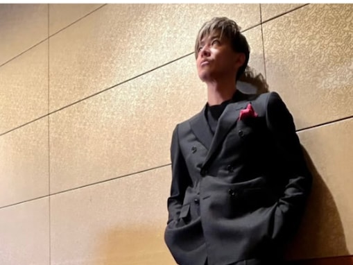 木村拓哉、金髪×黒スーツで圧倒的存在感！ 色気漂う格好いい姿の全身オフショット公開