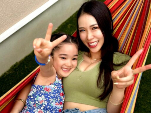 「似てきてるね」紅蘭、ハンモック付き豪華な庭で娘と2ショット！ 「アメリカのファミリードラマの様」
