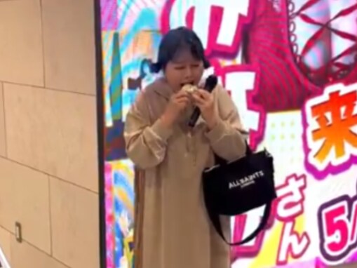 「これが許される人を初めて見た」女性タレント、“最低なマイクパフォーマンス”を謝罪「おにぎりが悪い」