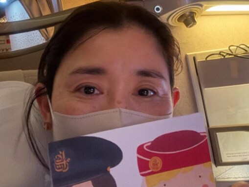 石田ひかり、ビジネスクラスの豪華機内ショット公開。広々した空間におしゃれな食事「素敵なフライト」