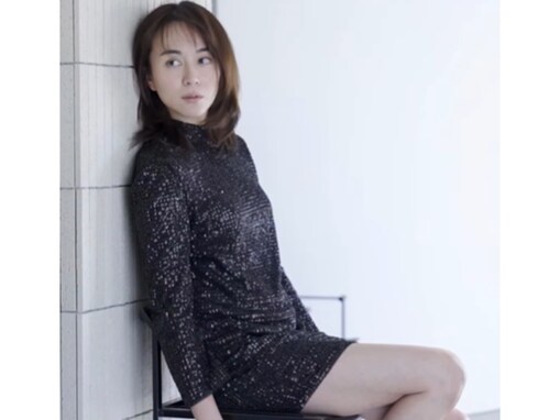 「大人可愛いの最先端」比嘉愛未、美脚際立つオフショットに反響の声！ 「足長すぎだし顔美しすぎる」