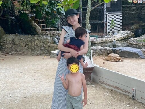 「幸せそう」橋本マナミ、家族との沖縄旅行の様子に「お兄ちゃんイケメン」「かわいい」の声！