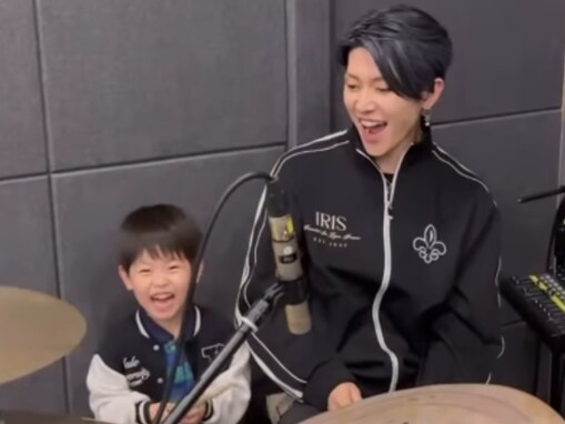 「さすが大物」MIYAVI、息子とのドラム“セッション”に反響「スティックよけてるMIYAVIパパが微笑ましい」