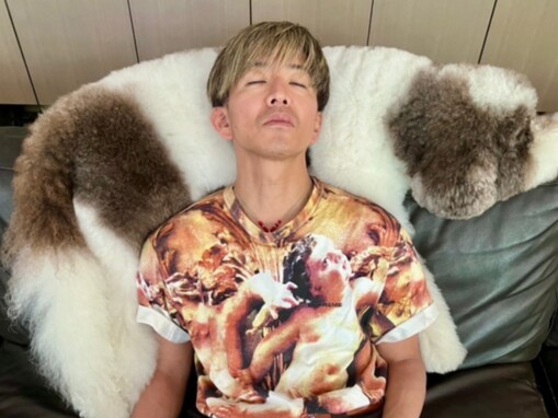 木村拓哉、愛犬を“枕”にする姿を公開「雨で『ちぃ〜ん』の図」「皆さん体調を崩さないように」