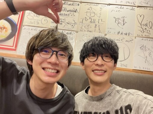 「えっ双子」川崎鷹也、有名歌手同志のツーショットに「似すぎてる」「どっちが鷹也？」の声！