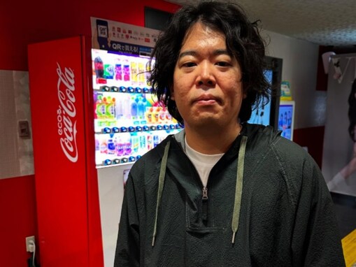 有吉弘行、「バンドの人っぽくなってきた」後輩芸人の最新ショットに「ベースっぽい」「サイケな感じ」の声！