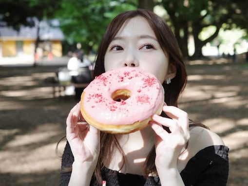 指原莉乃、“でかドーナツ”に驚きの声「見た事ないくらいドーナツでかい」「ほんまに美人過ぎて異次元過ぎ」