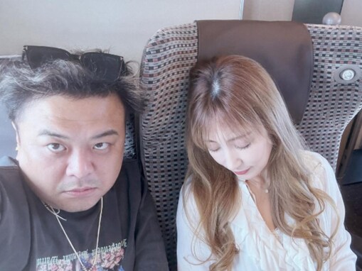 「不倫旅行感」とろサーモン久保田、新幹線で美女の寝顔を隠し撮り！ 「相変わらずきれい」「目が怖い笑」