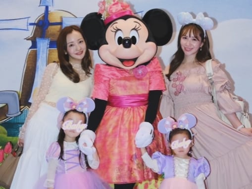 板野友美、娘を連れて元AKB48親子とディズニーへ「ミニーちゃんの方が美女たちに囲まれて固まってる」