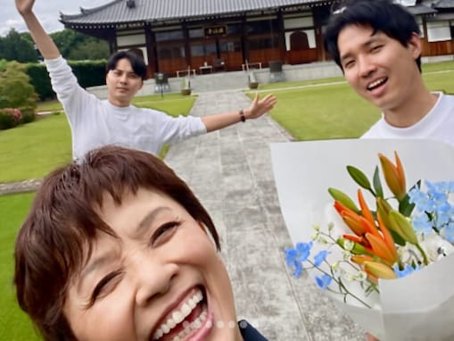 「徹さんにそっくり」榊原郁恵、息子2人との最新ショットに「イケメン」「すてきな家族」の声！