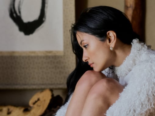 「やはり目がエジプトの壁画の女性」ローラ、美脚際立つモデルショット公開「ほんと顔立ち綺麗」「足長い」