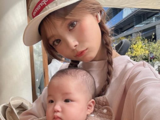 「成長が愛おしい」人気YouTuberのモデル妻、息子とカフェショット公開「え？！ほぼ同じサイズじゃね？！」