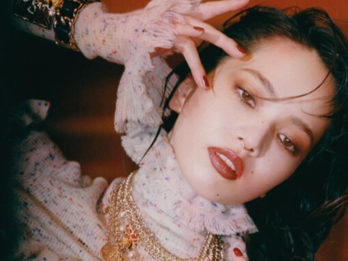 小松菜奈、美脚際立つ妖艶モデルショット公開！ さまざまなコーディネートで大人の魅力全開な色っぽい姿