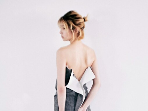 佐久間由衣、美背中丸見えの大胆ショットを公開！ クールなファッションに身を包んだ写真も