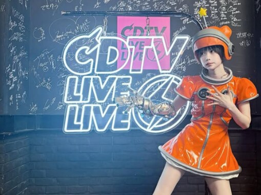 「画面から出てきて」あの、新曲披露でミニスカートから美脚見せ！ 「MVで着た衣装を着ちゃいました」