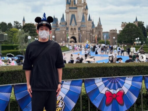 「え？可愛い過ぎてキュン」有名歌手、ディズニーに登場「パパ頑張ってる」「楽しんでますね」