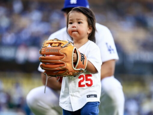 「1才半にしてあの投球」ドジャース選手の息子“ミニエドマン”のかわいすぎる姿に反響「キュンキュン」