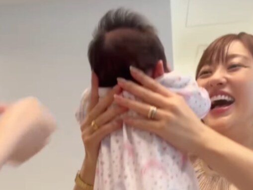 菊地亜美、愛情あふれる生後2カ月娘との"お風呂ショット"に反響！ ファンから「私も育児頑張ります」の声