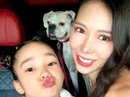 「いつも素敵な母娘」紅蘭、娘＆愛犬との家族ショット公開「カーター幸せ者」「ずっとずっと長生きしてほしい」