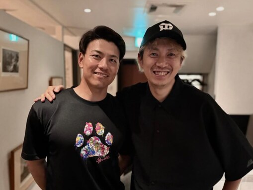 「やっと会えました」小栗旬の兄、元阪神・伊藤隼太とのツーショット公開！ 「もうマブダチです。笑」