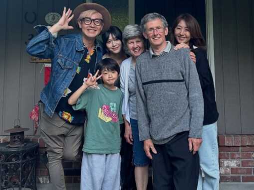 つるの剛士、長男＆次女の「第二のお父さんお母さん」と6年ぶり再会！ 「優しい笑顔のご家族」