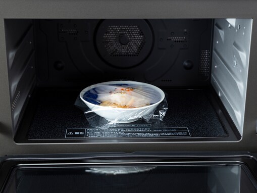 電子レンジを使う際、ラップはかけた方がよい？ 「ふんわりラップ」はどうするのが正解？【家電のプロが回答】