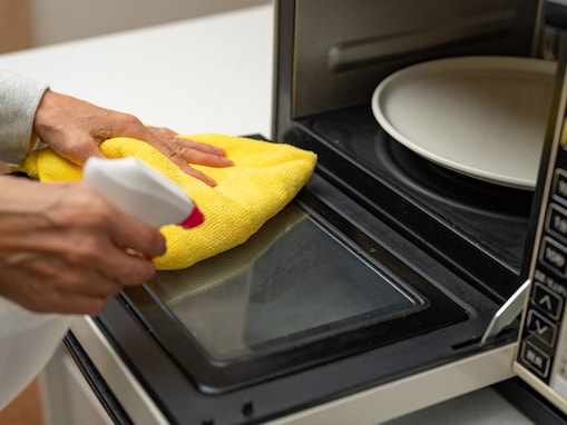 電子レンジの掃除は毎日しないとダメ？ 怠ると何が起きる？【家電のプロが回答】