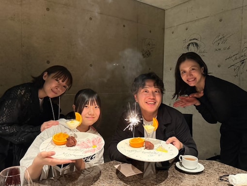 エハラマサヒロ、43歳誕生日の家族ショット公開！ 子どもの顔出しに「エハラ家見ると元気出ます」の声