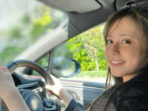 「何で隠すの？」元フジ人気アナ、運転免許取得の報告に賛否の声。「わざわざモザイクかけなくても」