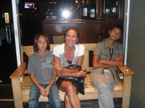 「相変わらずの美脚」RIKACO、レアな過去の親子写真に反響「変わらぬナイスバディ」「筋の通ったかっこよさ」