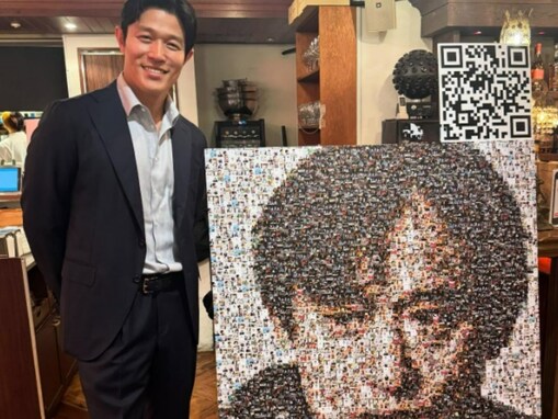 鈴木亮平、亡き師の十三回忌を追悼。「亮平さんの頑張りを評価されてるのでは」「笑顔が素敵です」の声も