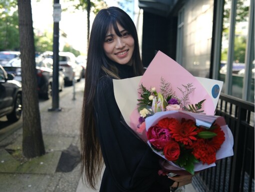 「美人過ぎてびっくり」つるの剛士、卒業式迎えた次女の最新ショットに反響！ 「ママのドレスを着てなんて感動」