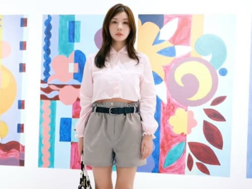 「りいささまの本気」仲里依紗、圧巻の美脚ショットを披露！ 「足綺麗…」「何着てもお似合い」