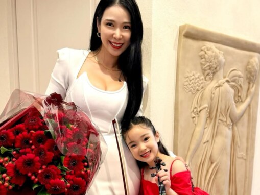 「美人親子」紅蘭、娘の初バイオリン発表会で2ショット公開「娘さん本当にかわいいなぁ」「ドレスも素敵」