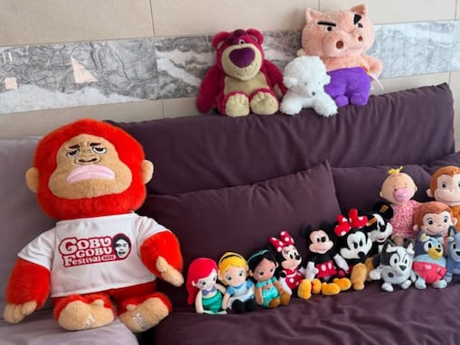 「可愛いラインナップ」小川菜摘、ぬいぐるみコレクションを披露！ 夫・浜田雅功のグッズも