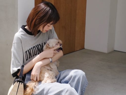 「ワンちゃんと顔そっくり」桐谷美玲、愛犬とのモデルショットを公開！ 「可愛すぎてふにぁぁあ〜」