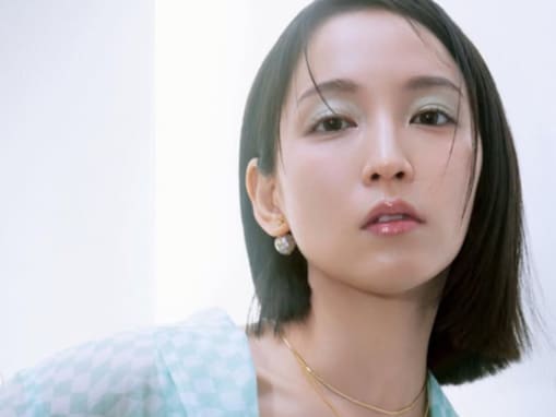 「国宝級の美しさ」吉岡里帆、美しいモデルショットを公開！ 「凝視できません」「お姫様みたい」