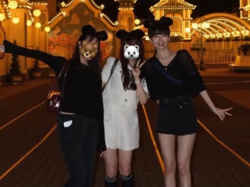 Cocomi、美人友人らとディズニーを楽しむプライベートショット披露！ ショーパンからほっそり美脚も