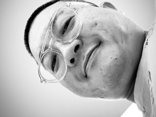 「赤ちゃん目線になったの初めて」チョコプラ松尾の第2子誕生ショットが話題に！ 「こんな気持ちなんだ」