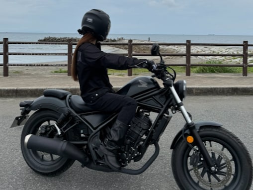 「リアル峰不二子」ダレノガレ明美、ホンダのレブルに乗る姿に「脚めっちゃ長いからポジション窮屈そう」