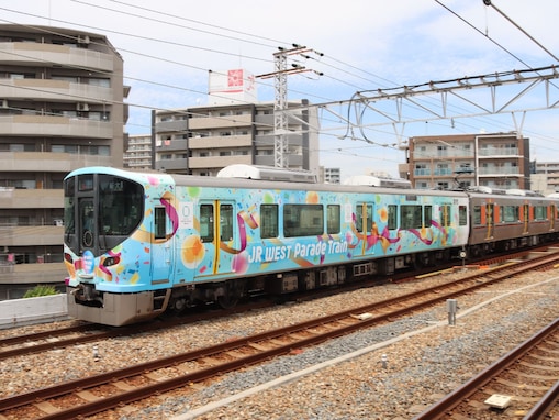 万博への道は「動くパビリオン」だ！ JRエキスポライナーの衝撃車内＆ラッピング車両の魅力に迫る