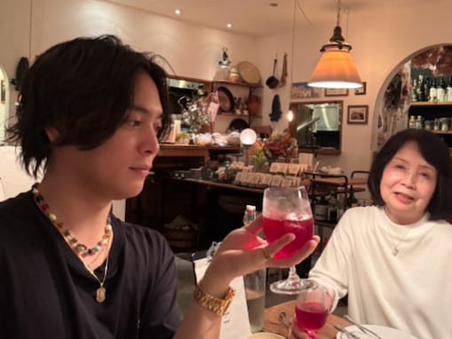 「この方がうわさのマミー」優里、祖母との顔出しツーショット公開！ 「若過ぎッ」「なんかホッコリ」