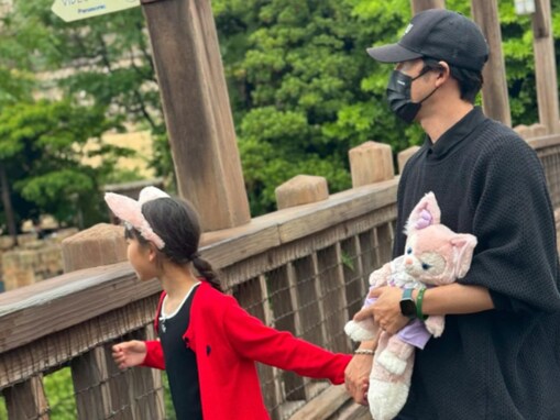 元サッカー日本代表、9歳娘との手つなぎツーショット公開！ 誕生日に「ダブルでおめでとう」と祝福の声