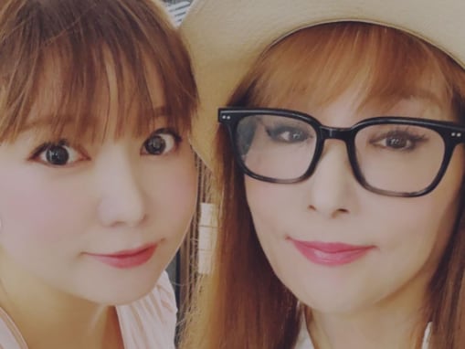 「姉妹に見える〜」中川翔子、美人母とのプライベート旅行ショットを公開！ 「友達のような親子」