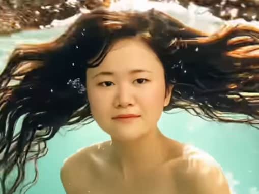 「伝説の人魚」近藤春菜、“水中成人式”動画に反響！ 「おもろいｗ」「ちょっとよしこにも似てる」