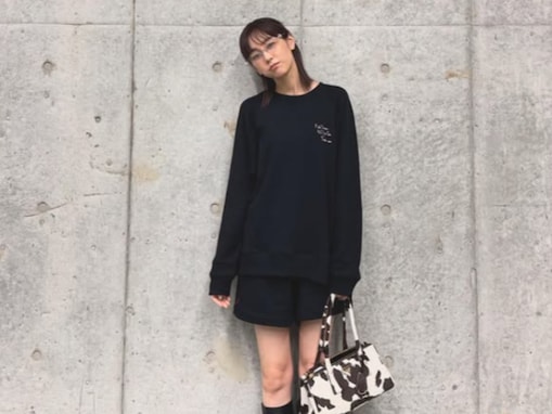 「メガネ姿がキュン」桐谷美玲、超ミニ丈から美脚を披露！ 「ママには見えません」「めちゃ可愛い」