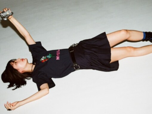 橋本愛、圧巻の美脚際立つモデルショットを披露！ 「ブラックコーデ最強です」「美しすぎる」