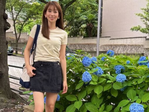 「足ほっそ」中川安奈アナ、美脚ショットを披露！ 「スタイル良すぎ」「紫陽花に勝ってる美しさ」